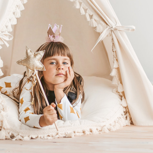 Groot ecru vloerkussen met franjes voor een warme kinderkamer