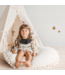 Groot ecru vloerkussen met franjes voor een warme kinderkamer