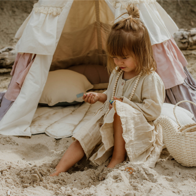 Teepee tent with playful fringes – Powder Frills | Cozy play and reading nook