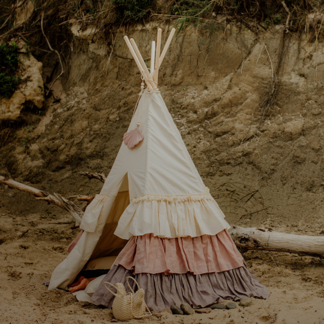 Teepee tent with playful fringes – Powder Frills | Cozy play and reading nook
