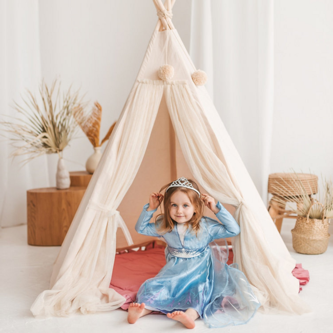 Boho tipi tent met tule en fairy details in ecru – magisch speelplekje voor kinderen