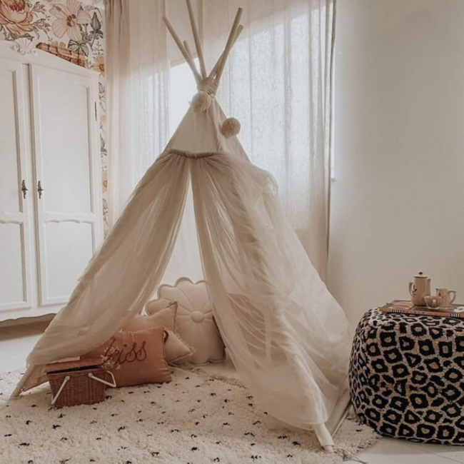 Boho Tipi-Zelt mit Tüll und Feen-Details in Ecru – ein zauberhafter Spielplatz für Kinder