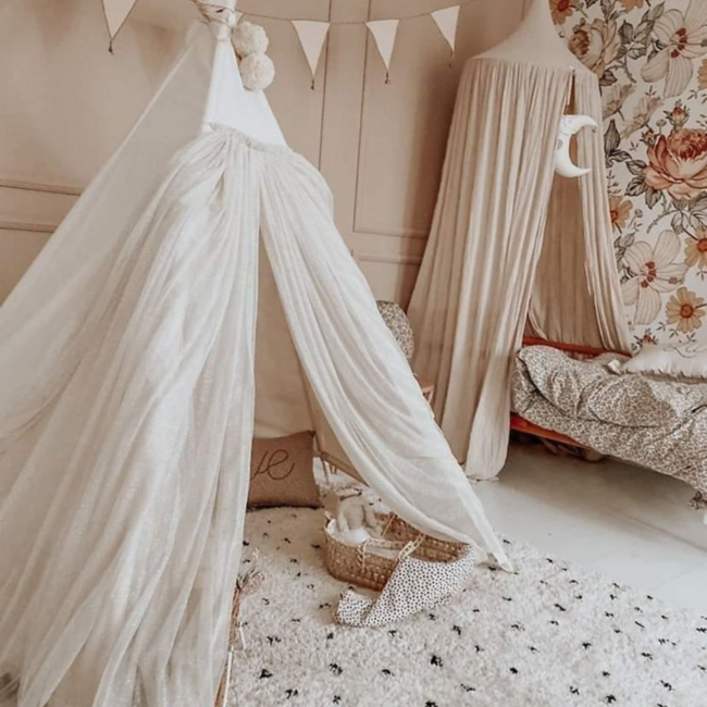 Tente tipi bohème avec tulle et détails féeriques en écru – un coin magique pour les enfants