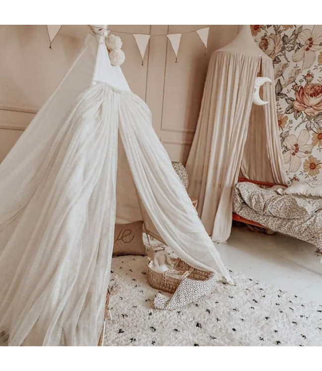 Boho tipi tent met tule en fairy details in ecru – magisch speelplekje voor kinderen