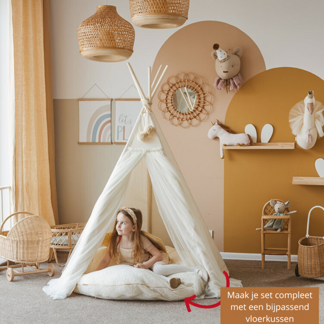 Tente tipi bohème avec tulle et détails féeriques en écru – un coin magique pour les enfants