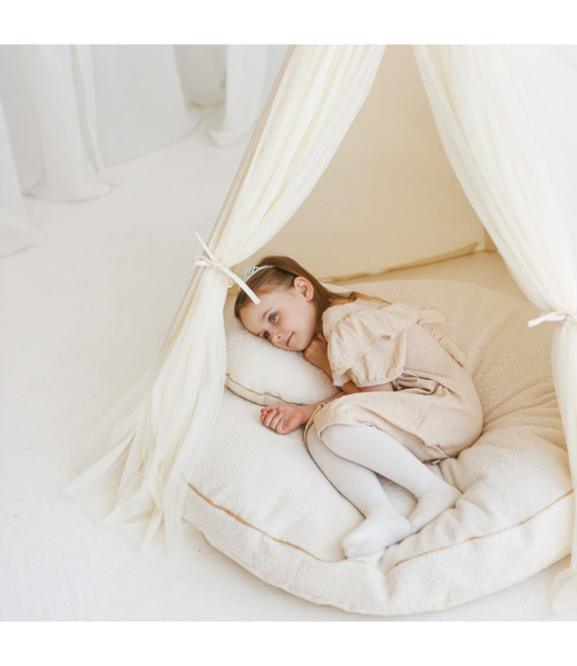 Boho tipi tent met tule en fairy details in ecru – magisch speelplekje voor kinderen