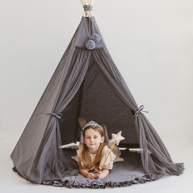 Grijze boho tipi tent van katoen en hout, ideaal voor creatief speelplezier