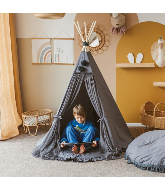 Grijze boho tipi tent van katoen en hout, ideaal voor creatief speelplezier
