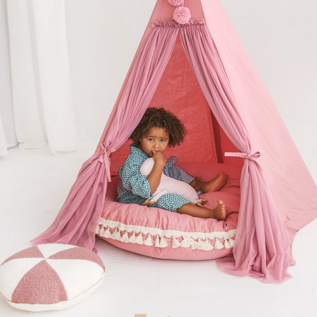 Roze boho tipi tent van katoen en hout voor creatief speelplezier