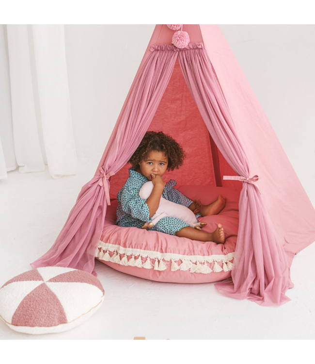 Roze boho tipi tent van katoen en hout voor creatief speelplezier