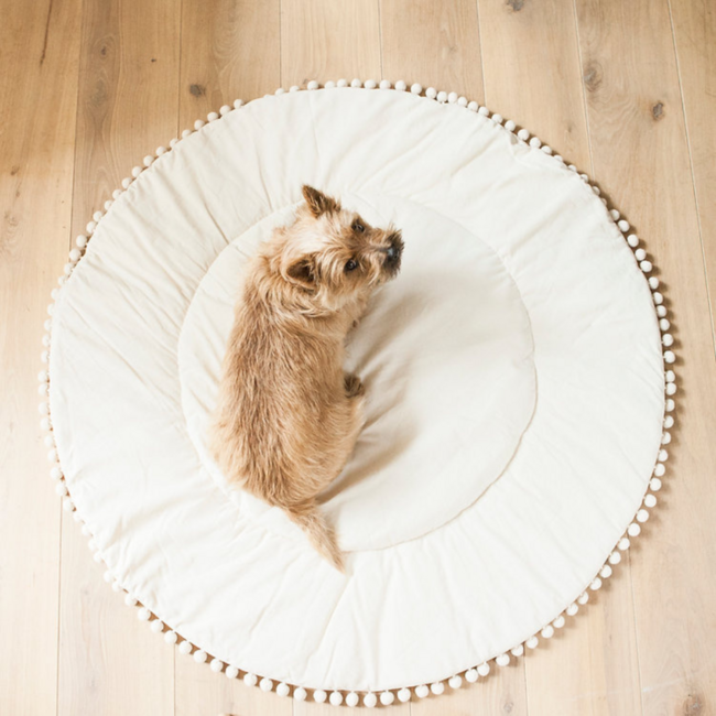Tapis de jeu rond avec pompons décoratifs – Écru | Doux et confortable