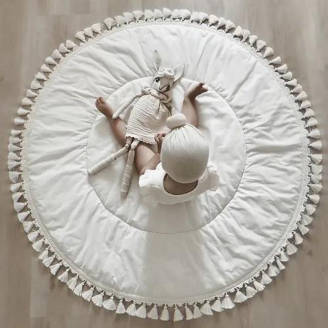 Spielteppich im Boho-Stil mit Quasten in Ecru – weich, stilvoll und perfekt fürs Kinderzimmer