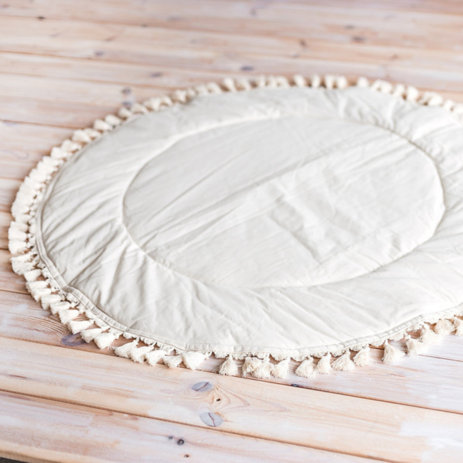 Tapis de jeu style bohème avec pompons en écru – doux, élégant et parfait pour la chambre de bébé