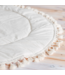 Speelkleed in boho stijl met kwastjes in ecru – zacht, stijlvol en perfect voor de babykamer