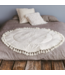 Speelkleed in boho stijl met kwastjes in ecru – zacht, stijlvol en perfect voor de babykamer