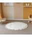 Speelkleed in boho stijl met kwastjes in ecru – zacht, stijlvol en perfect voor de babykamer