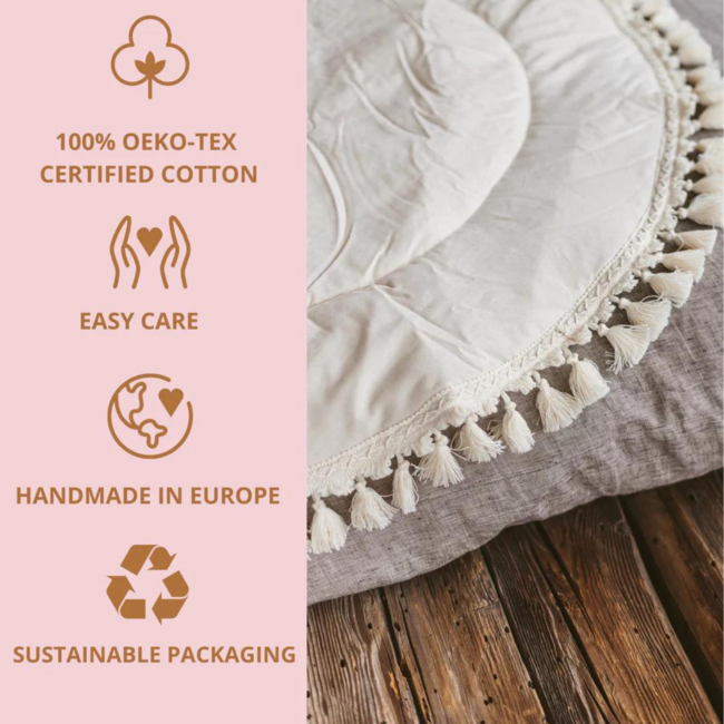 Speelkleed in boho stijl met kwastjes in ecru – zacht, stijlvol en perfect voor de babykamer