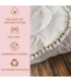 Speelkleed in boho stijl met kwastjes in ecru – zacht, stijlvol en perfect voor de babykamer