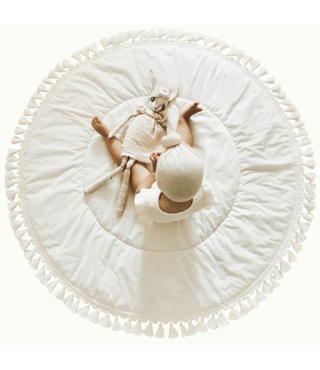 Speelkleed in boho stijl met kwastjes in ecru – zacht, stijlvol en perfect voor de babykamer