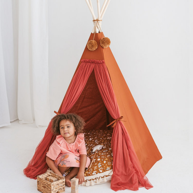 Cognac boho tipi tent van katoen en hout voor warme speelplek
