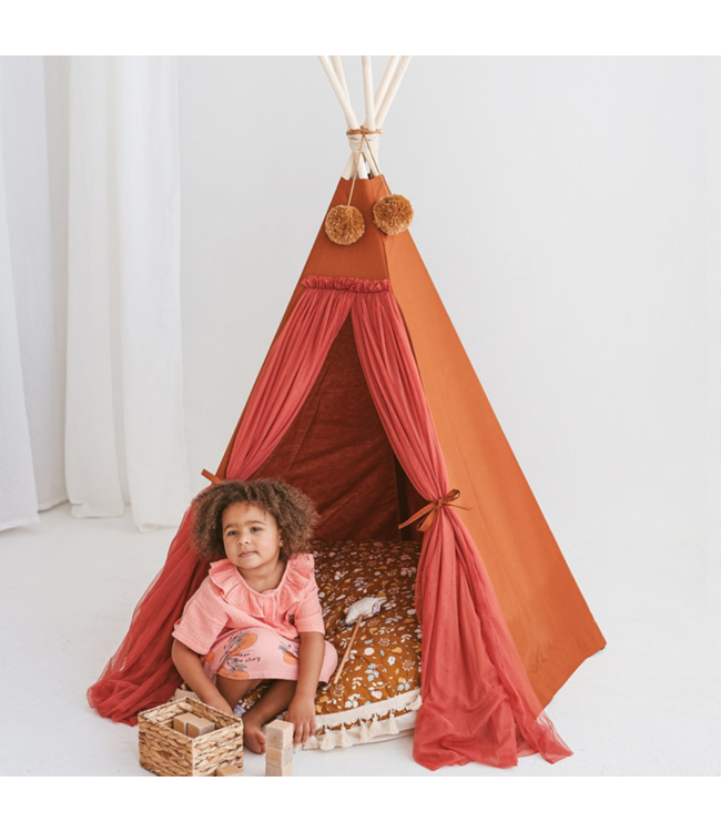 Cognac boho tipi tent van katoen en hout voor warme speelplek
