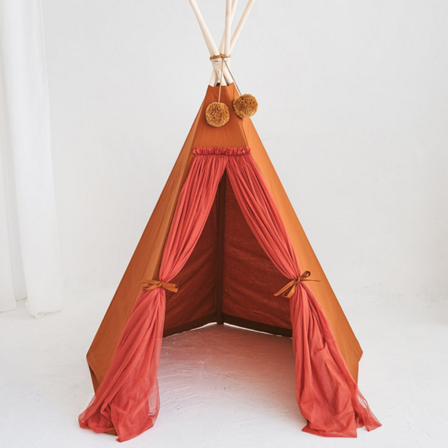 Cognac boho tipi tent van katoen en hout voor warme speelplek