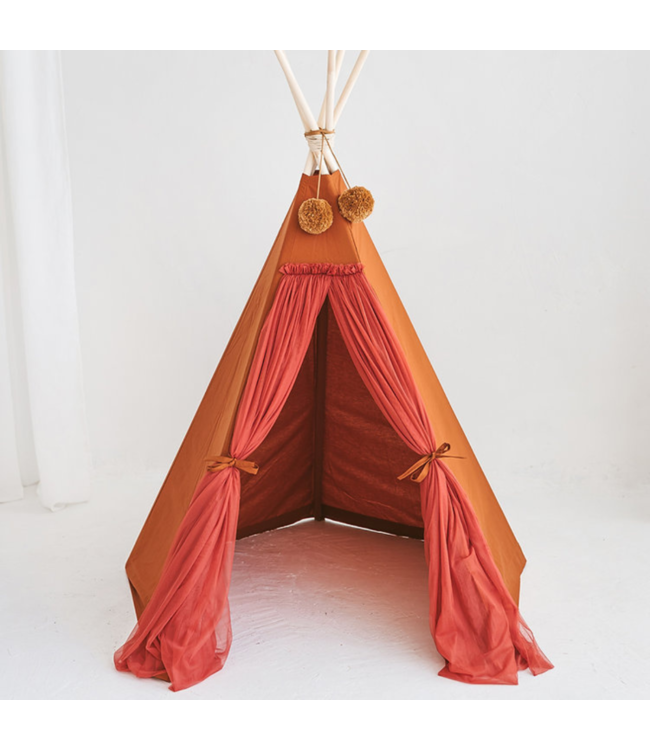 Cognac boho tipi tent van katoen en hout voor warme speelplek