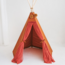 Cognac boho tipi tent van katoen en hout voor warme speelplek