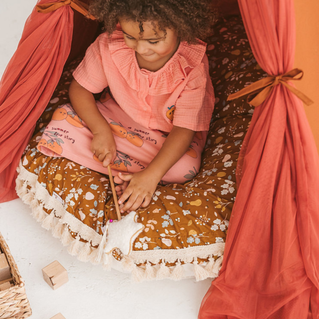 Cognac boho tipi tent van katoen en hout voor warme speelplek