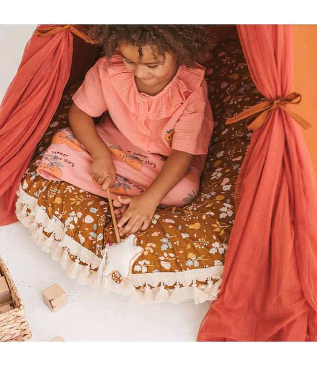 Cognac boho tipi tent van katoen en hout voor warme speelplek