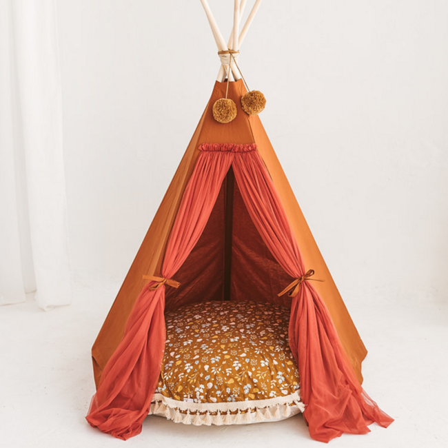 Cognac boho tipi tent van katoen en hout voor warme speelplek
