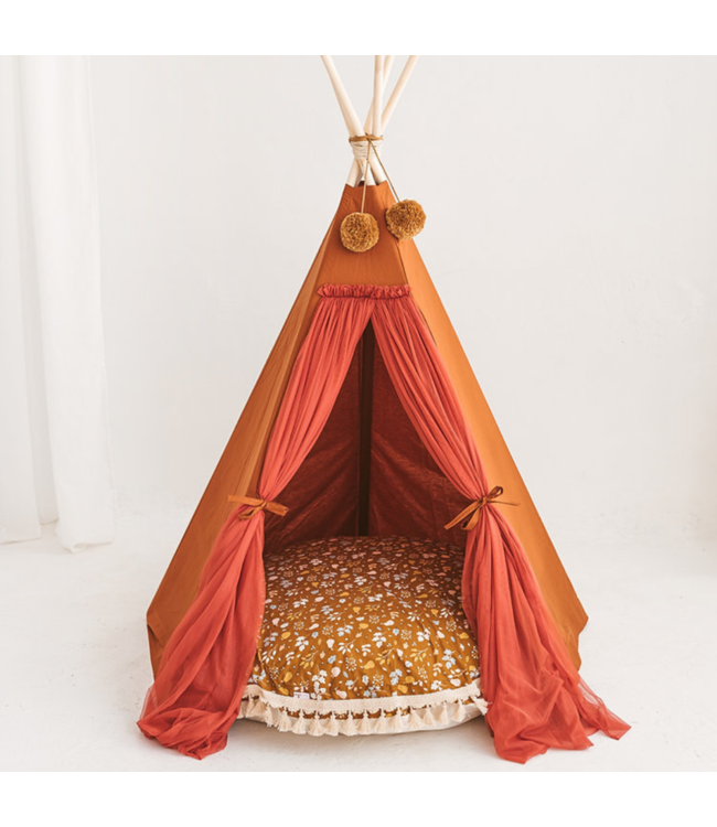 Cognac boho tipi tent van katoen en hout voor warme speelplek