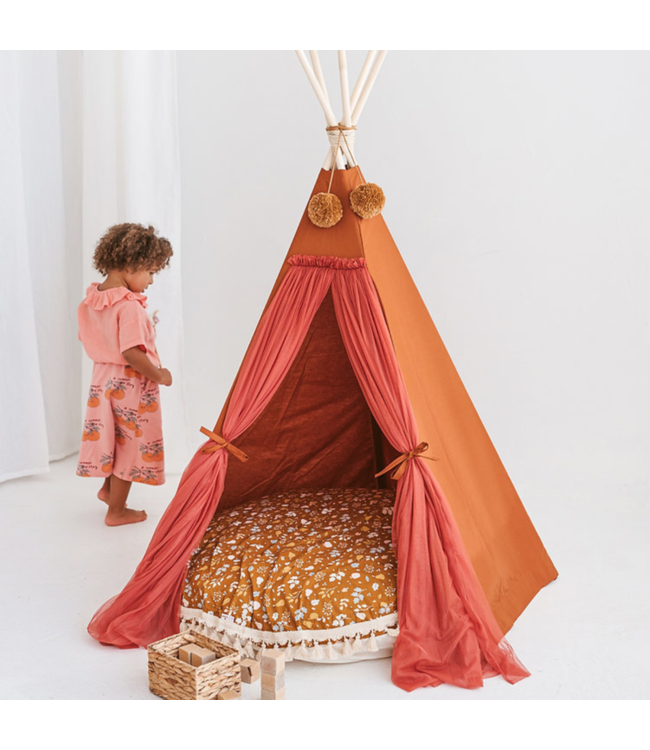 Cognac boho tipi tent van katoen en hout voor warme speelplek