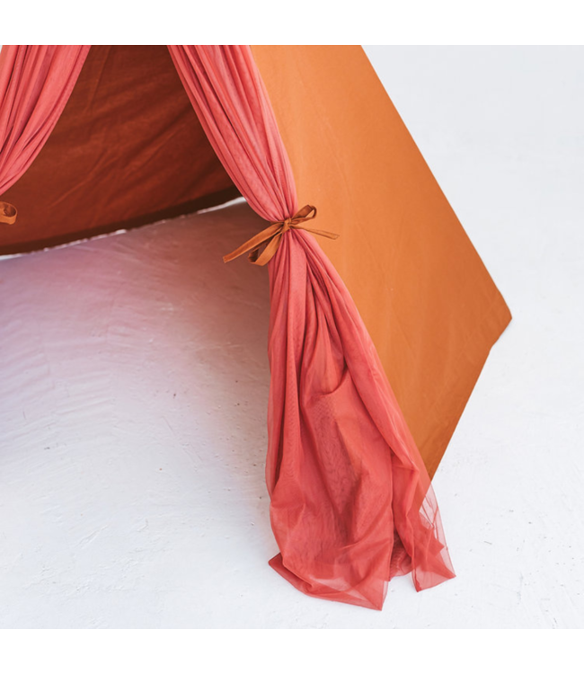 Cognac boho tipi tent van katoen en hout voor warme speelplek