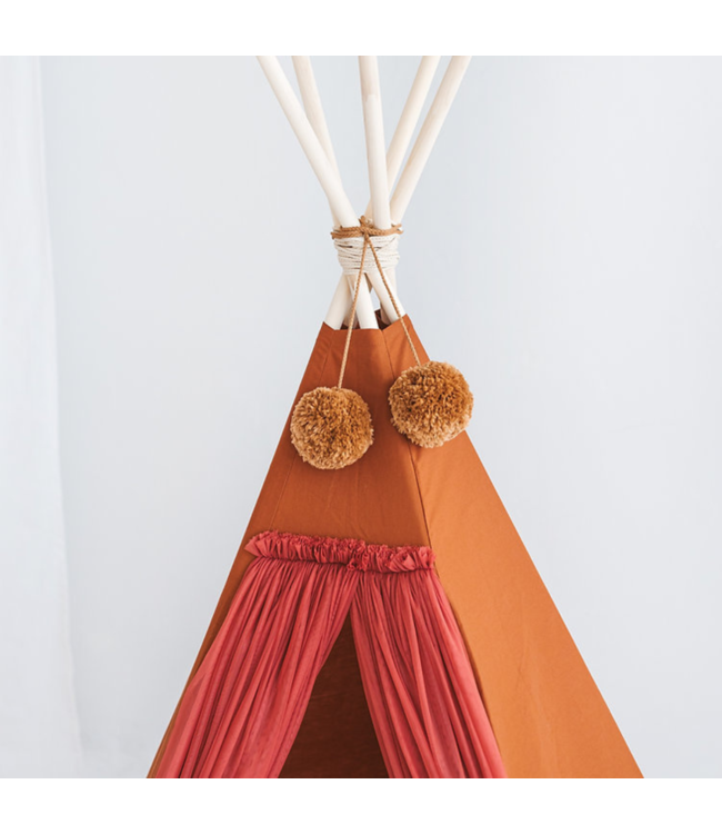 Cognac boho tipi tent van katoen en hout voor warme speelplek