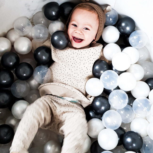 Marmerkleurige ballenbak met katoenen hoes en 400 ballen – 110 x 30 cm