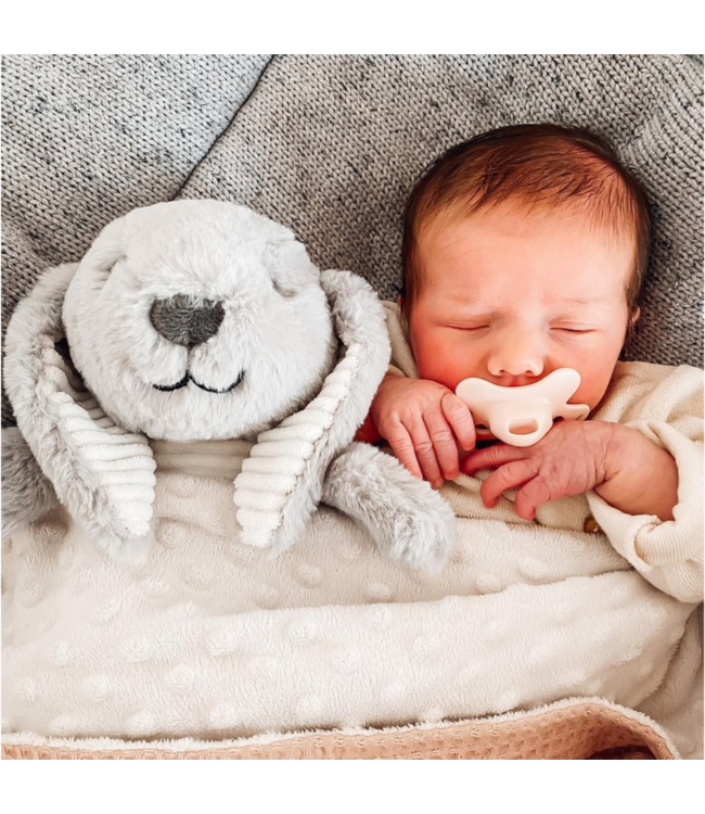 Grijs knuffelkonijn Milo met hartslagfunctie voor baby’s