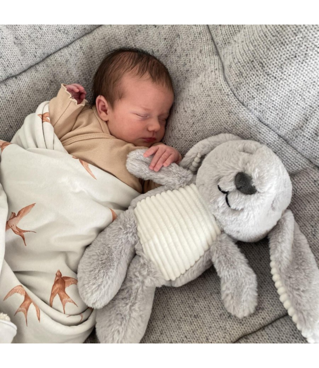 Grijs knuffelkonijn Milo met hartslagfunctie voor baby’s