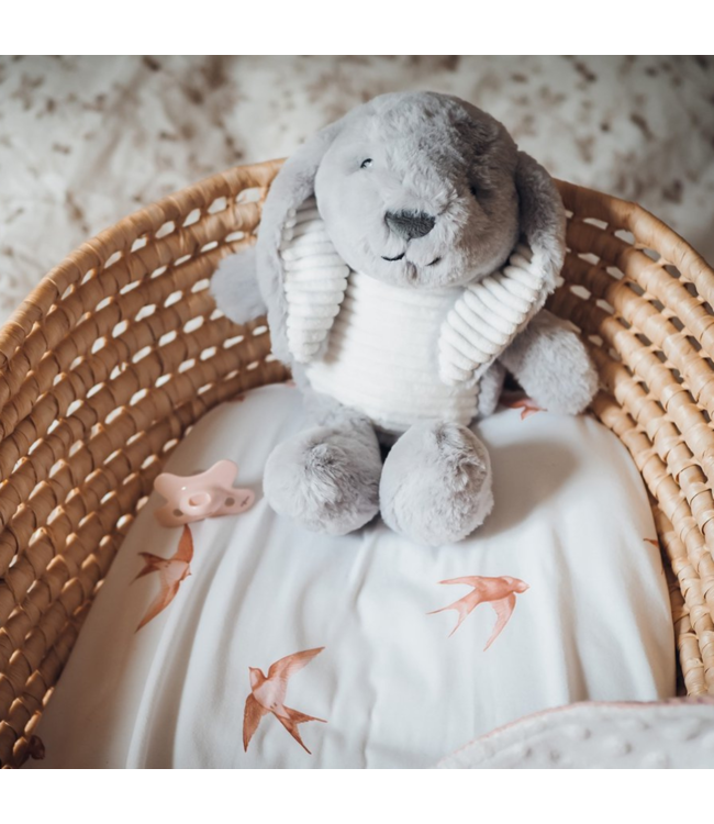 Grijs knuffelkonijn Milo met hartslagfunctie voor baby’s