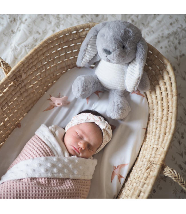 Grijs knuffelkonijn Milo met hartslagfunctie voor baby’s