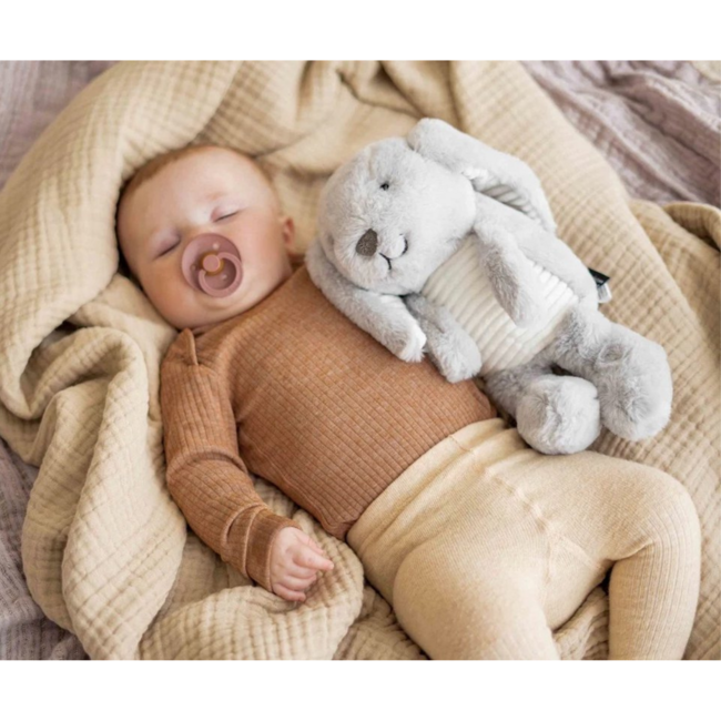 Graues Kuschelkaninchen Milo mit Herzschlagfunktion für Babys