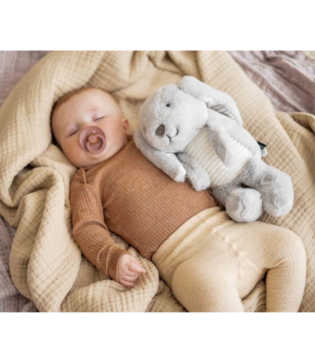 Grijs knuffelkonijn Milo met hartslagfunctie voor baby’s