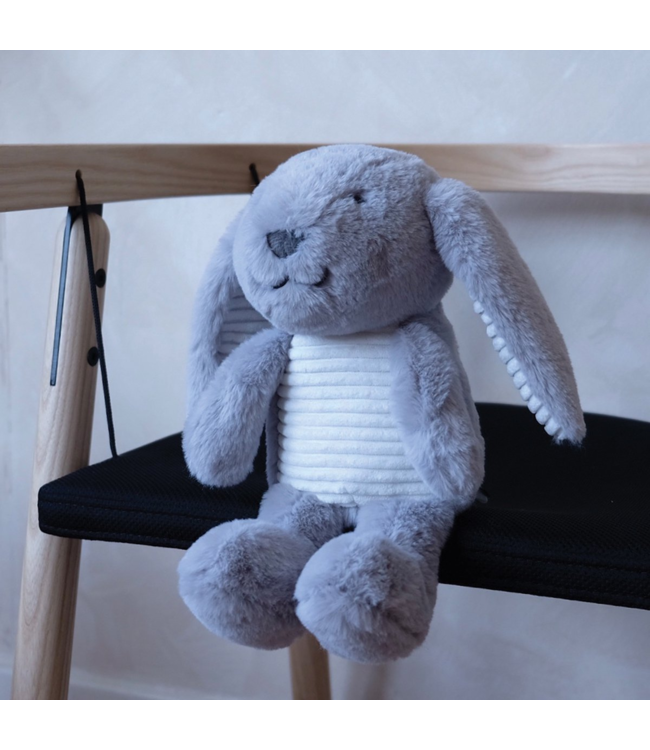 Grijs knuffelkonijn Milo met hartslagfunctie voor baby’s