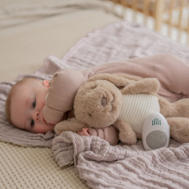 Lapin en peluche brun Milo avec fonction battement de cœur pour bébés