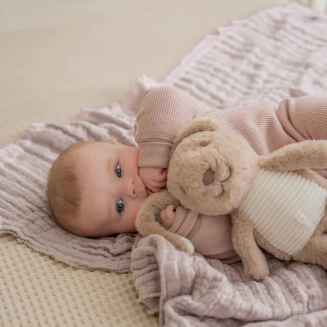 Bruin knuffelkonijn Milo met hartslagfunctie voor baby’s