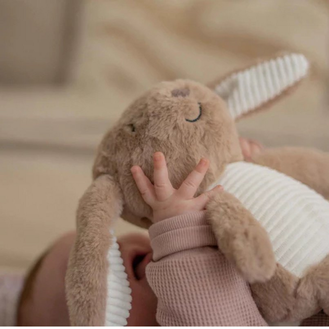 Bruin knuffelkonijn Milo met hartslagfunctie voor baby’s