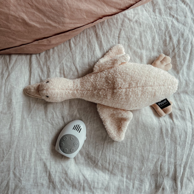 Weiße Kuschelgans Liva mit Herzschlagfunktion für Babys