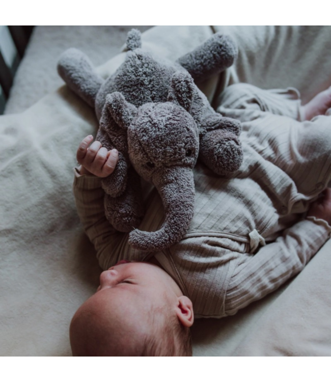 Grijze knuffelolifant George met hartslagfunctie voor baby's