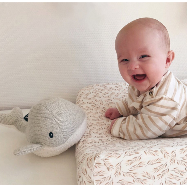 Grijze knuffel met hartslag walvis Moby voor baby’s