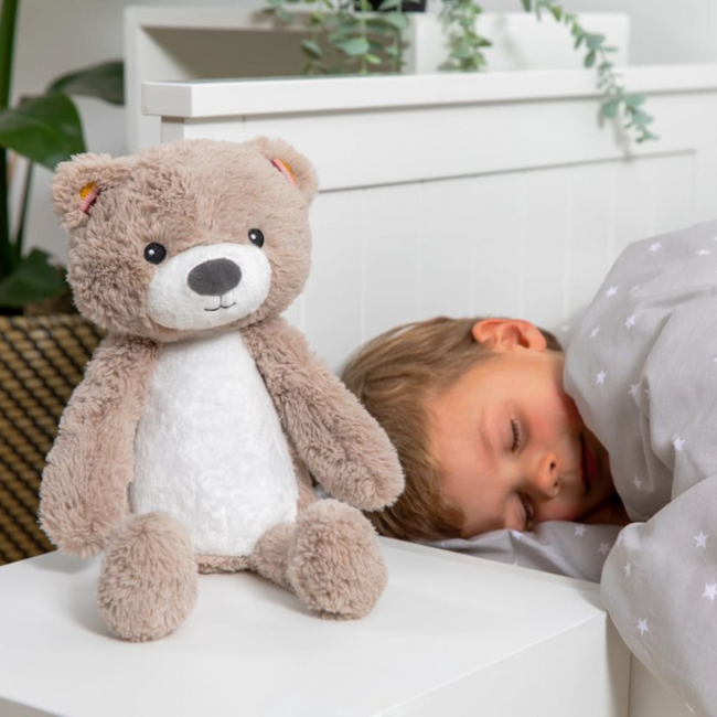 Schlaftrainer Brody Bär in Taupe unterstützt Kinder beim Erlernen eines gesunden Schlafrhythmus und beim entspannten Schlafen